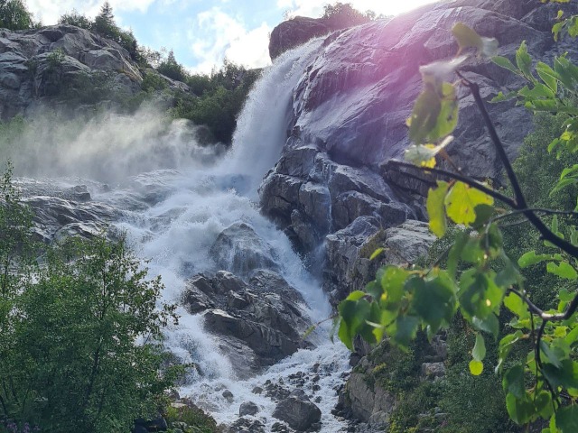 Водопад Алибек — высокий, мощный и прекрасный!