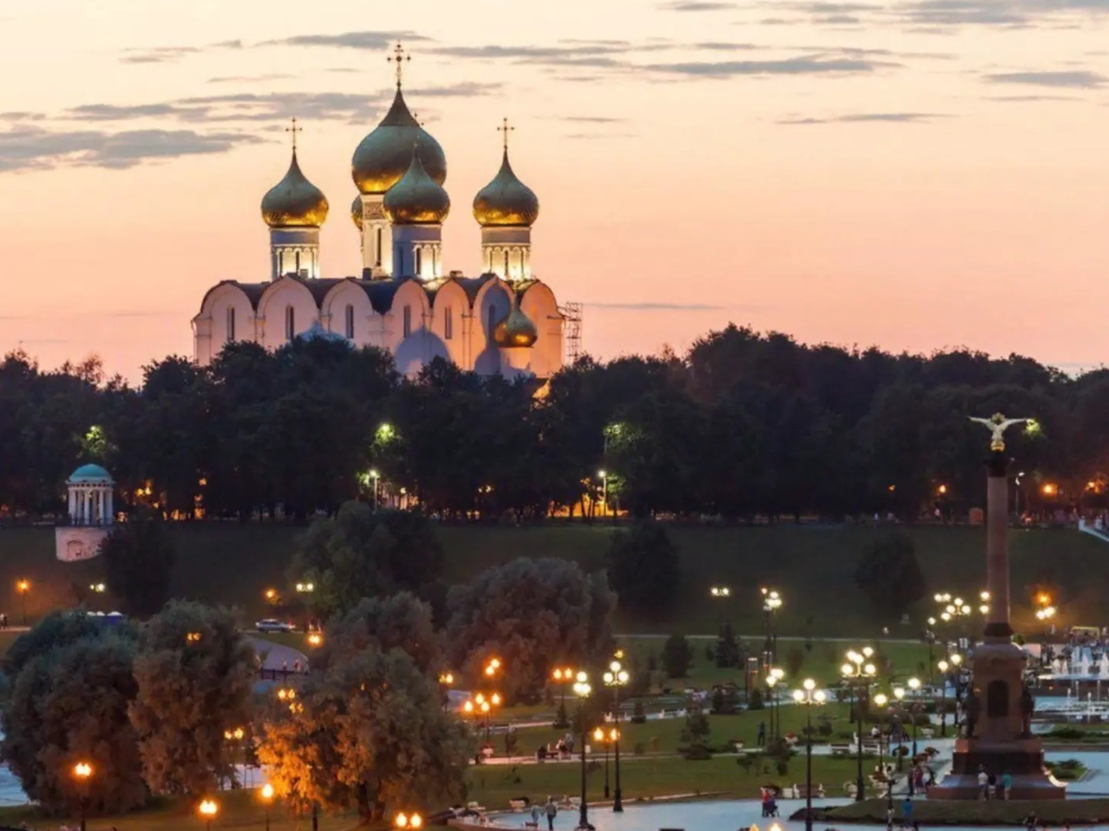 Прекрасный вид на Успенский собор со стороны Стрелки guidego.ru