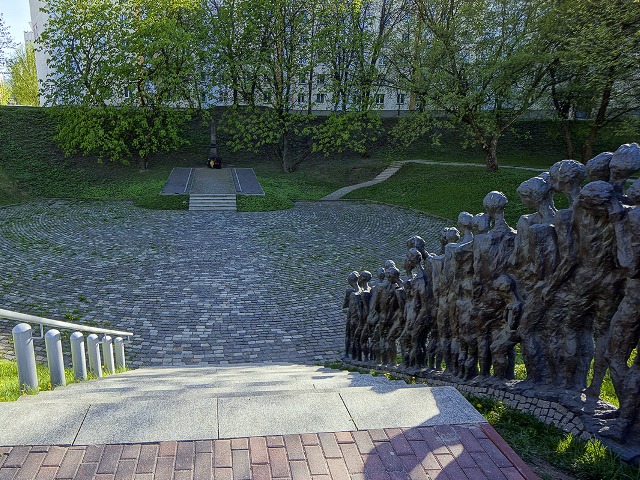 Экскурсия из Минска в Хатынь на машине — фото 2