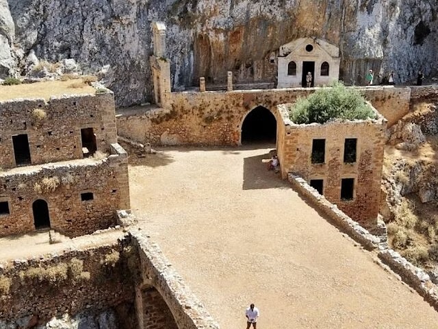 Экскурсия по мистическим локациям и монастырям на Акротири — фото 3