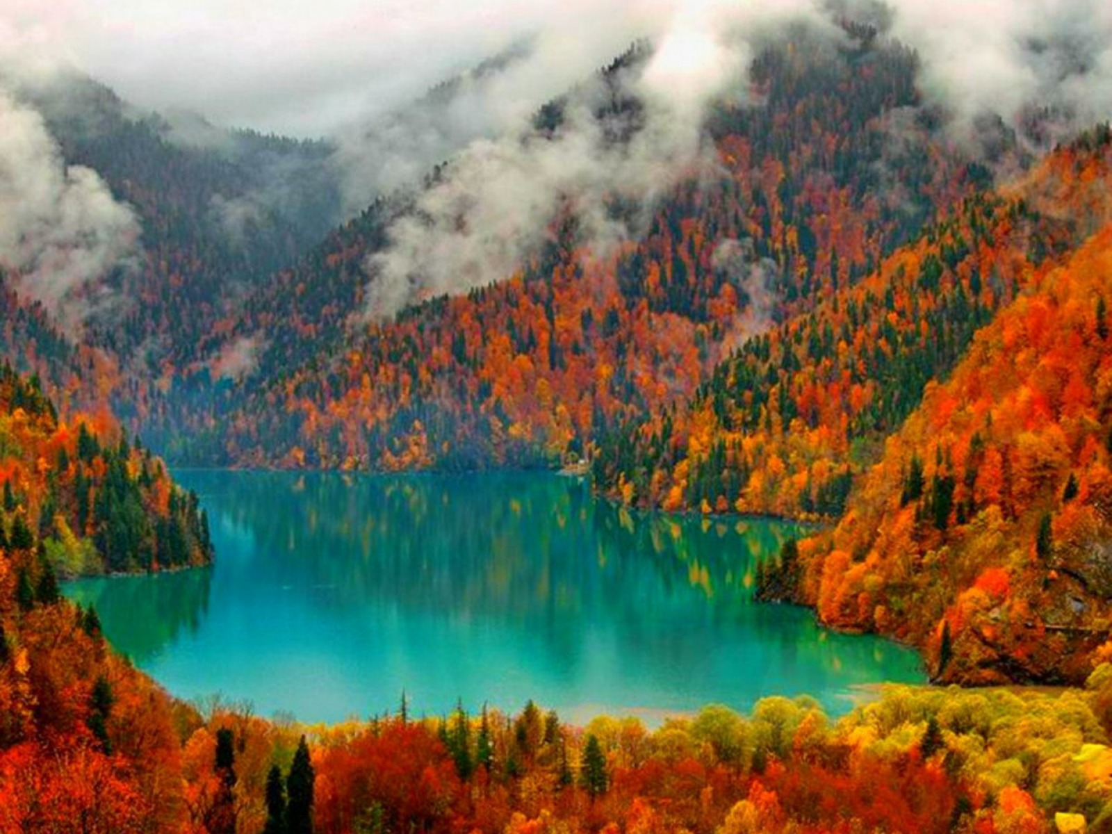 Озеро Батети золотой осенью guidego.ru