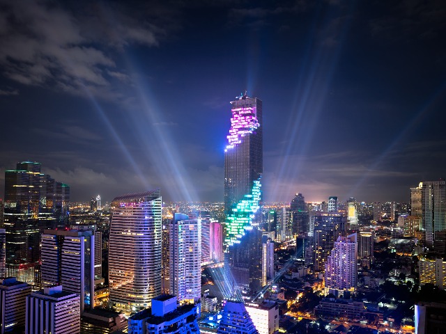 Вечерний Бангкок с башней Маханакхон