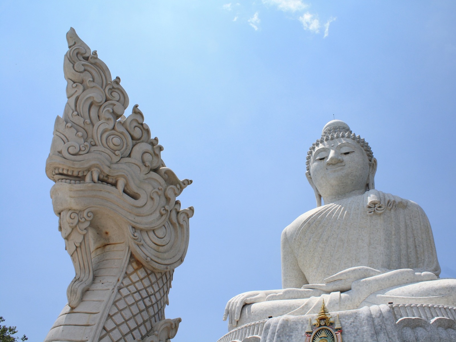 Мраморная статуя Будды высотой 45 м 