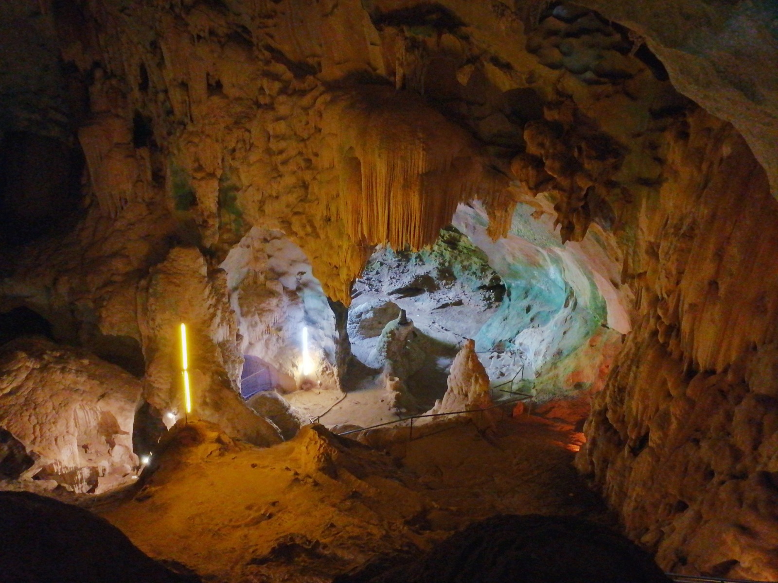 Пещера с подсвеченными сталактитами и сталагмитами 