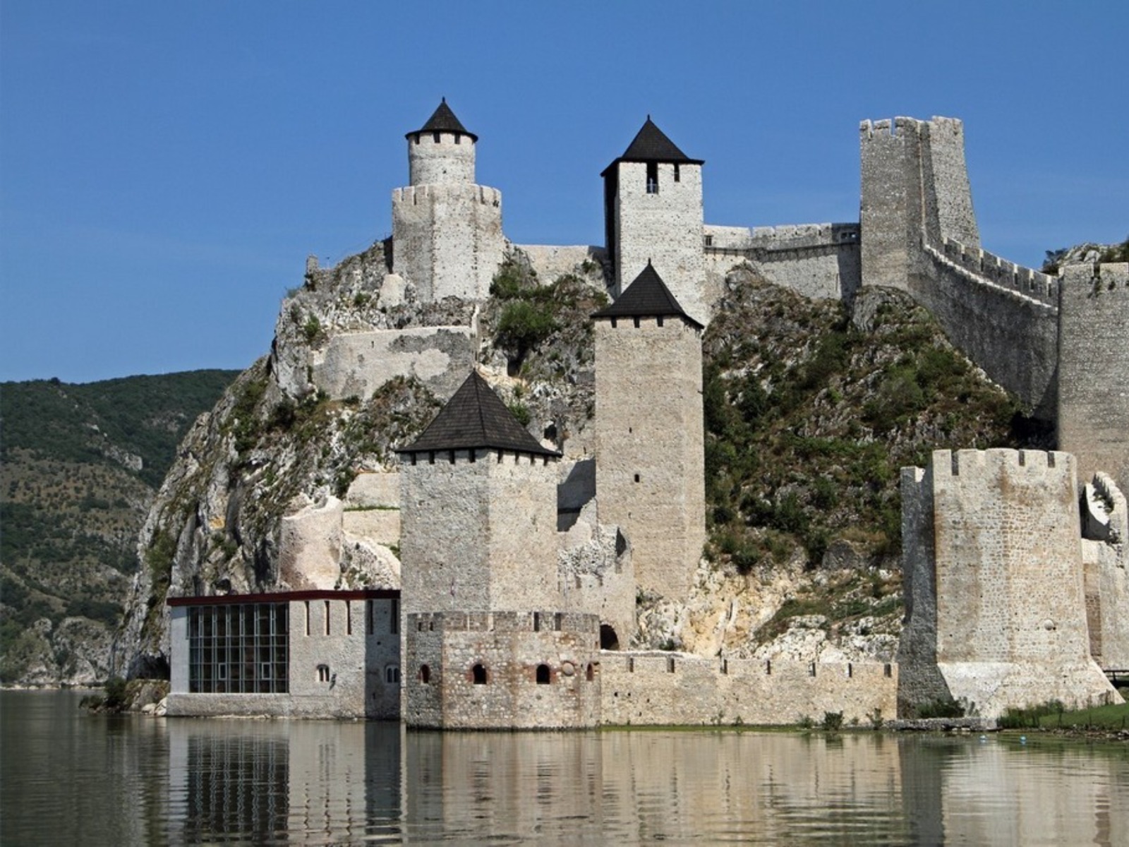 Крепость Голубац при входе в ущелье Джердап на Дунае 