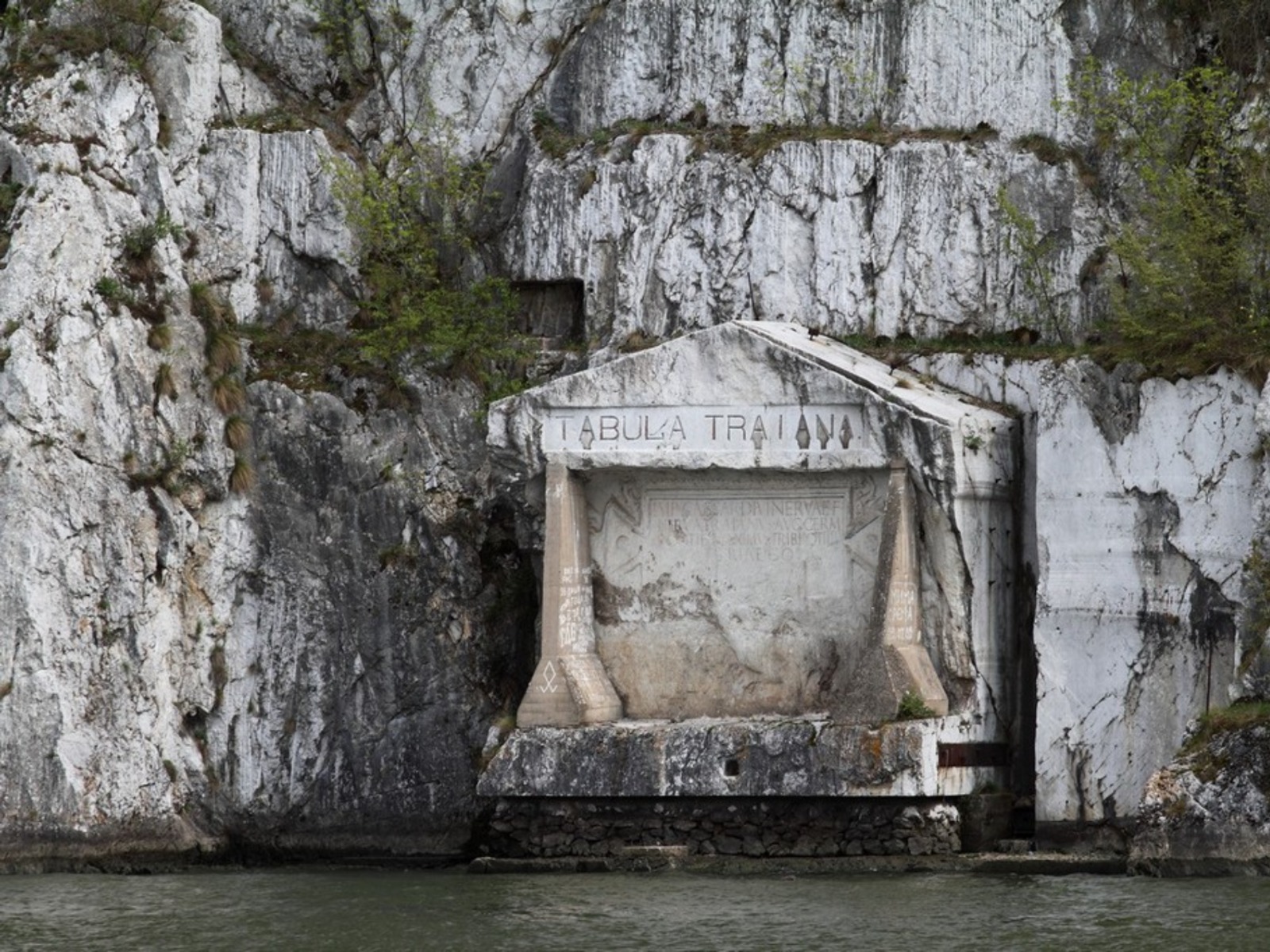 Табличка римского императора Траяна начала нашей эры в ущелье Джердап на Дунае 