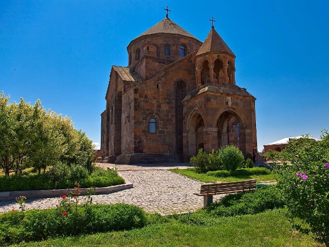 Церкви Святых Гаяне и Рипсиме, Звартноц и собор — фото 2