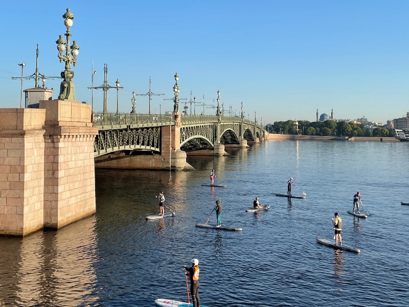 Проходим под Троицким мостом на маршруте "Спас на Крови"