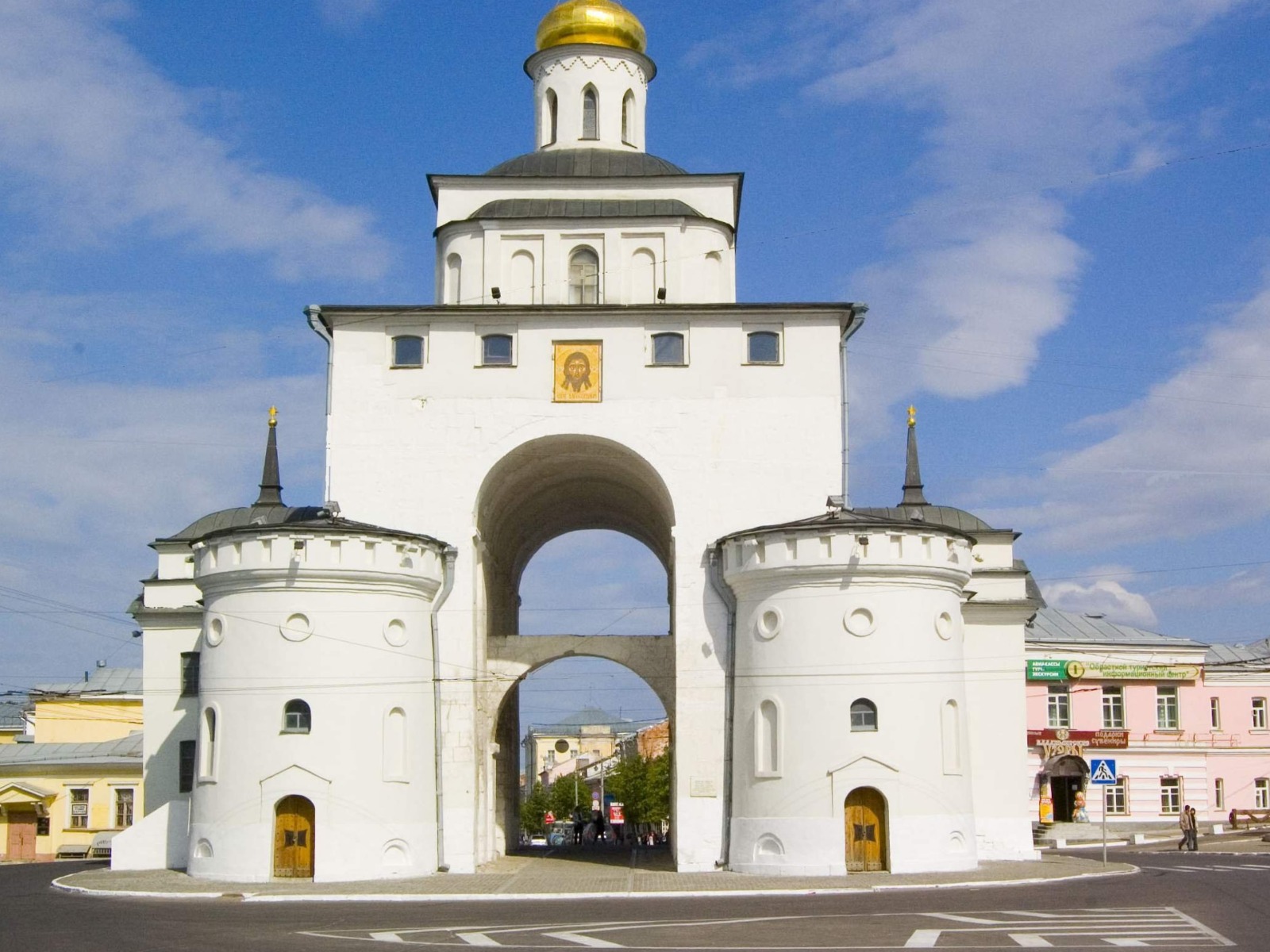 Золотые ворота 12 века. Сейчас музей воинской славы с панорамой "Взятие Владимира татаро-монголами в 1238 году"