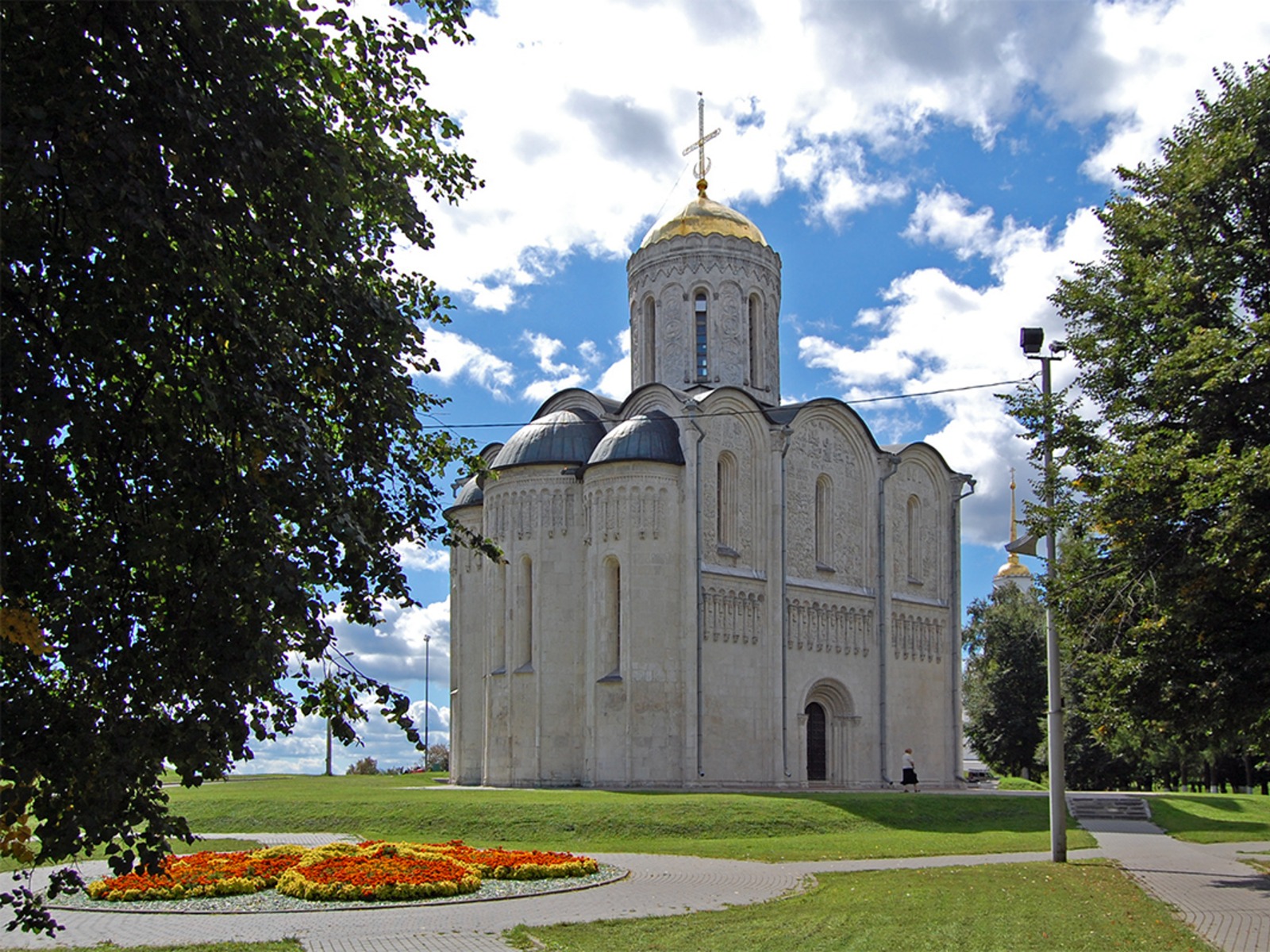 Дмитриевский собор 12 века в резиденции Всеволода III Большое Гнездо. Сегодня музей