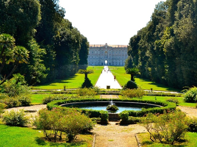 Королевский дворец в Казерте из Неаполя