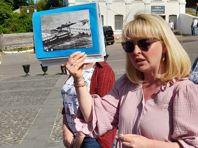 На Торговой площади. Показываю фотографию начала XX века