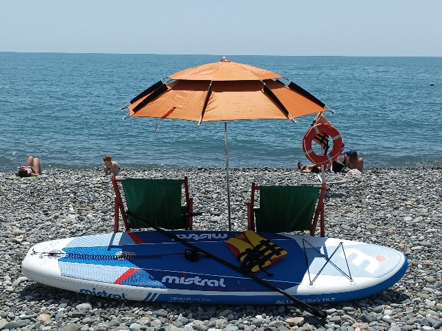 Так выглядит наше пляжное оборудование: шезлонги, зонтик, сапборд-каяк