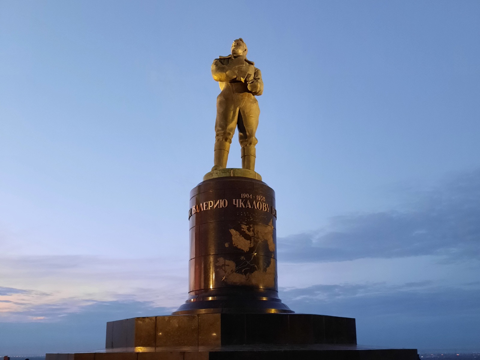 Памятник Валернию Чкалову