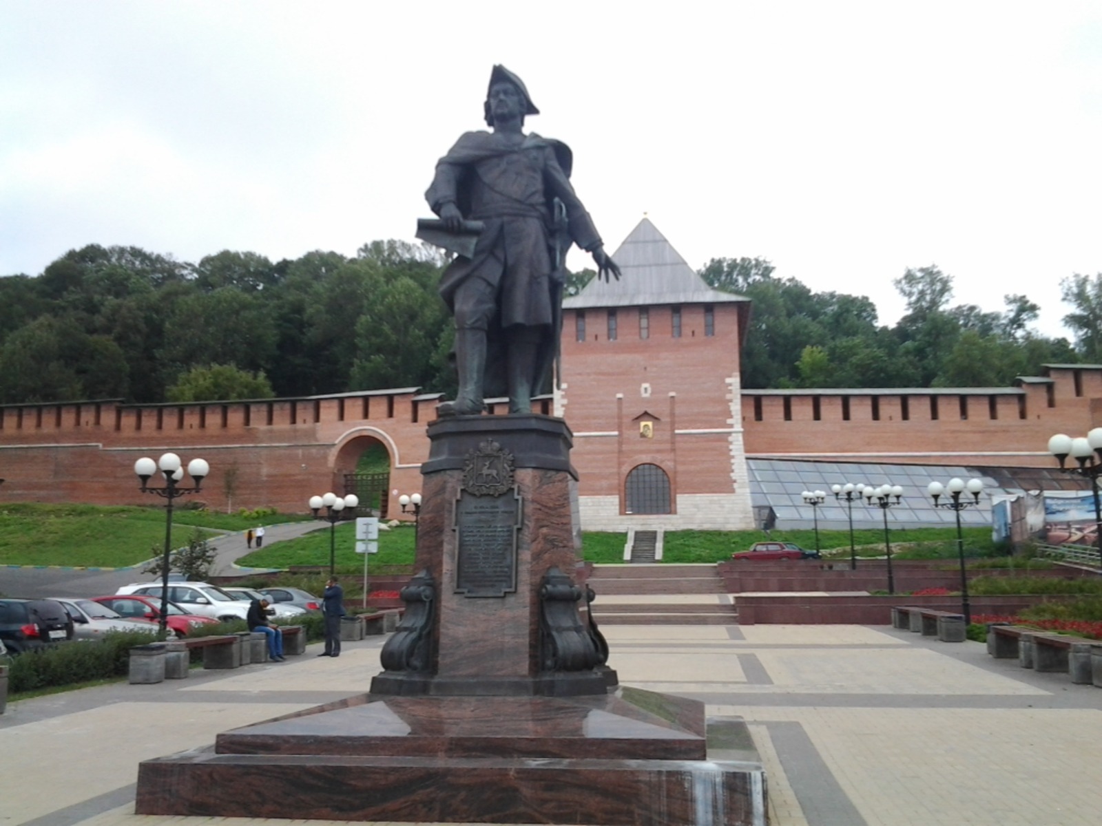 Памятник Петру I на Нижне-Волжской набережной