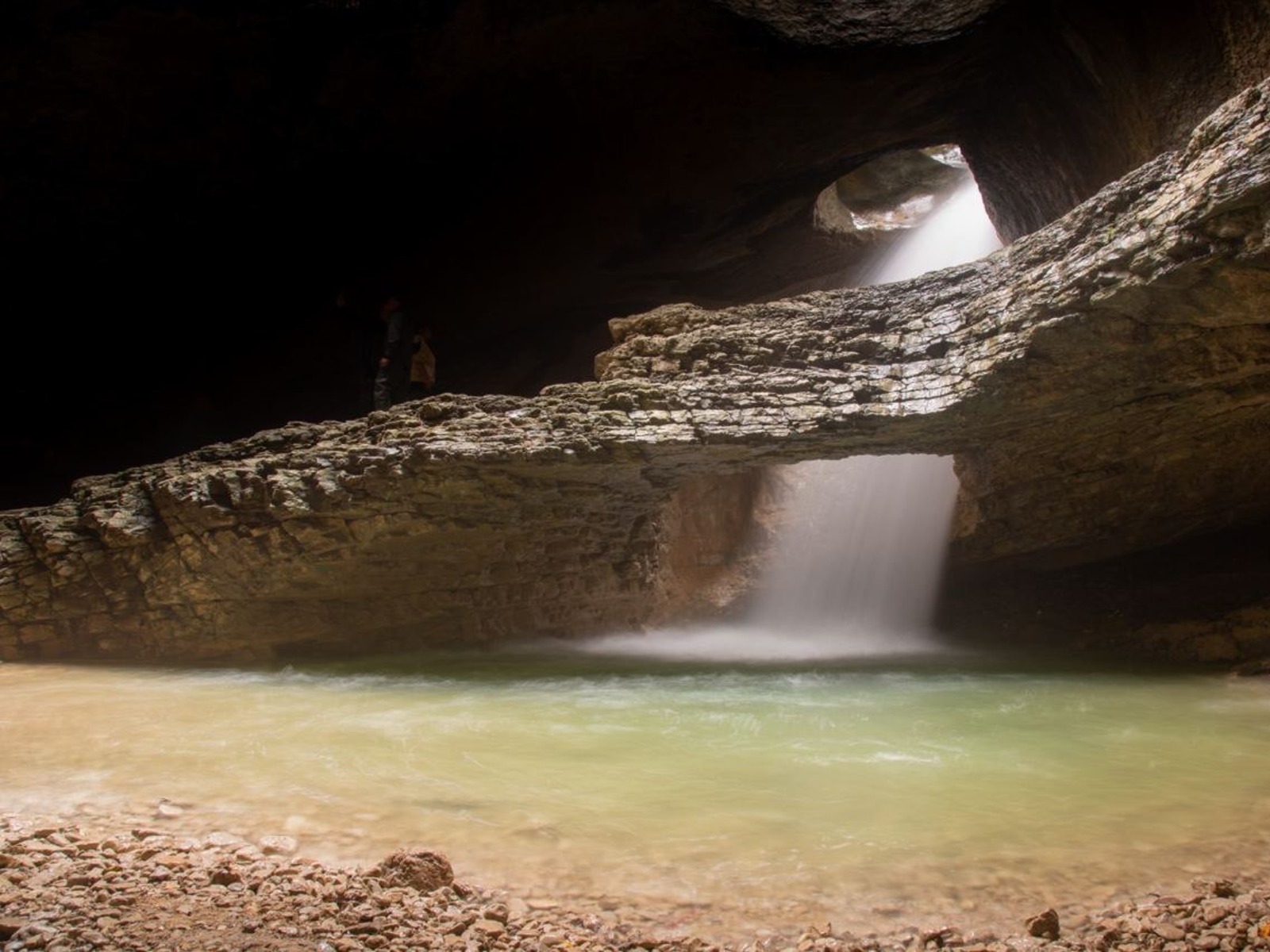 Красота подземного водопада