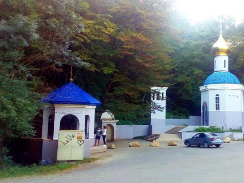 Комплекс перед стоянкой возле святого источника
