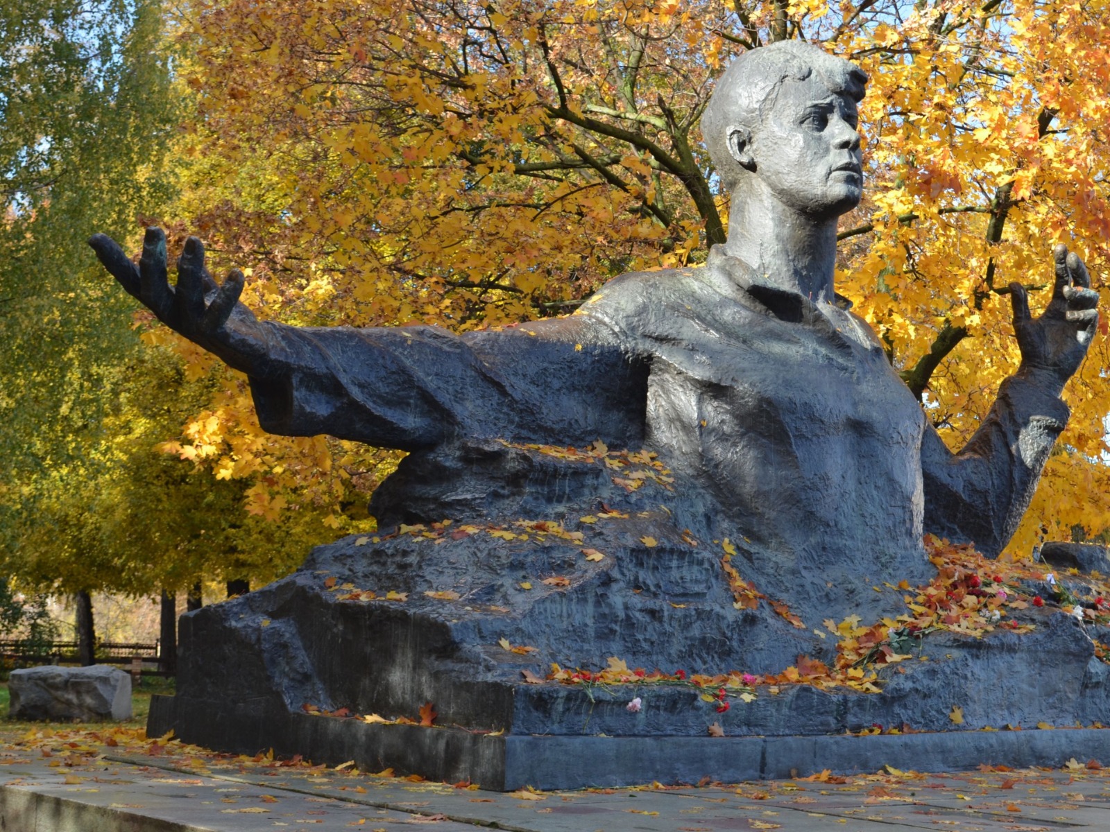 Памятник поэту и писателю Сергею Есенину