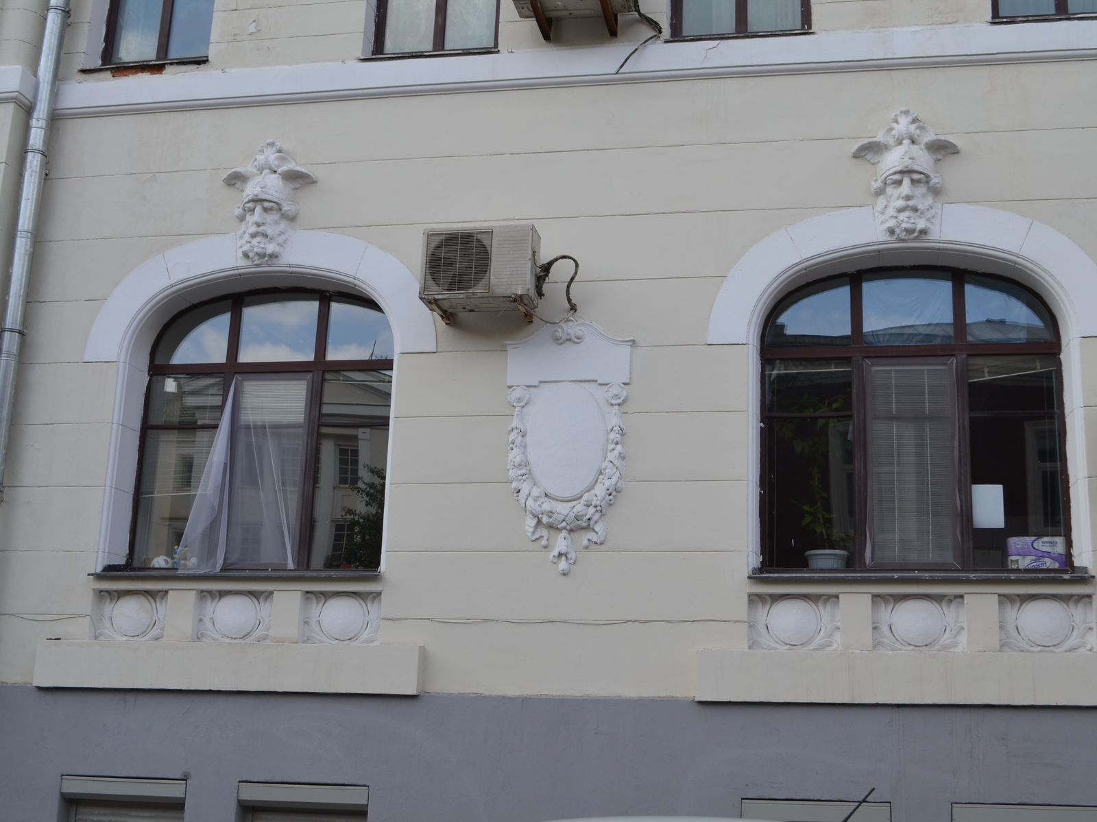 Оригинальные маскароны на фасаде доходного дома И.Г. Гринберга 