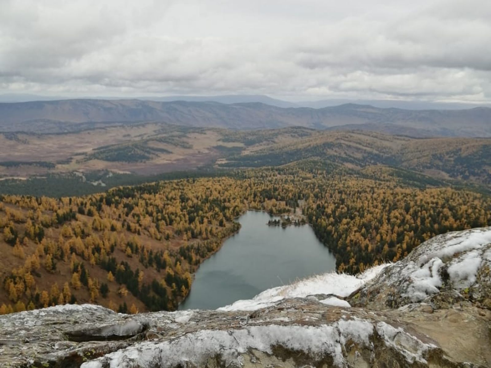 Вид на Катунский хребет и на первое озеро Красной горы
