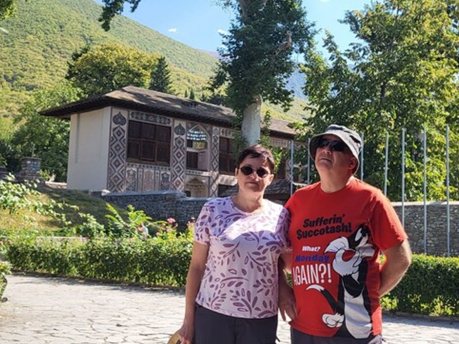 Туристы у дворца шекинских ханов