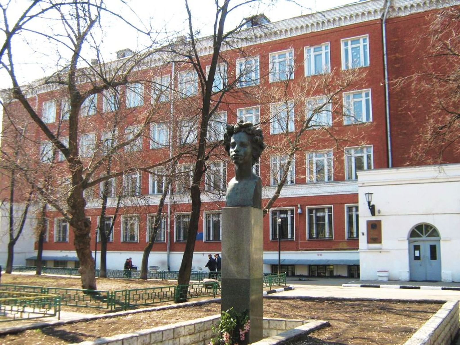 Памятник Александру Пушкину, родившемуся в Немецкой слободе