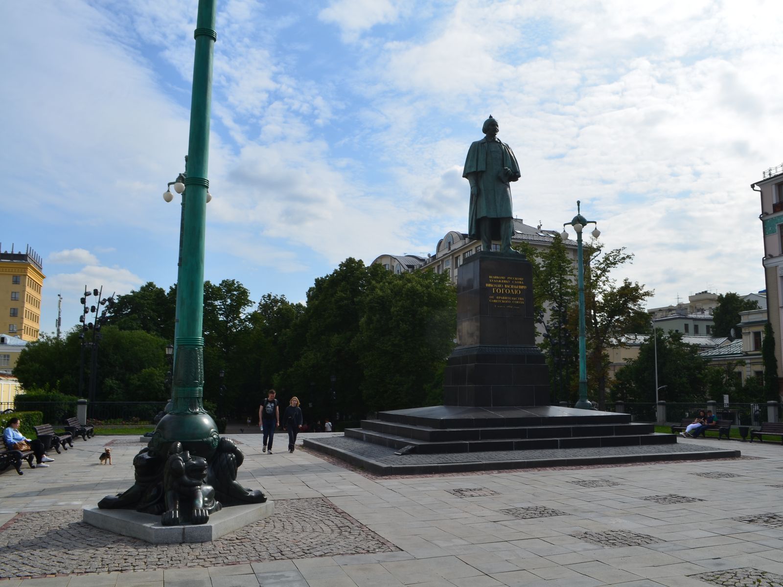 Памятник Н.В. Гоголю работы Николая Томского, 1952 г.