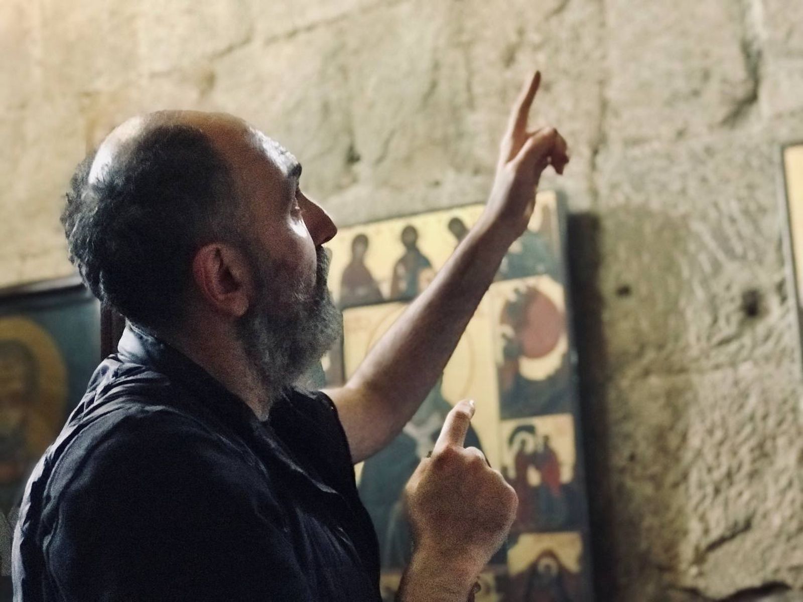 Гид-искусствовед Валерьян анализирует интерьеры храма