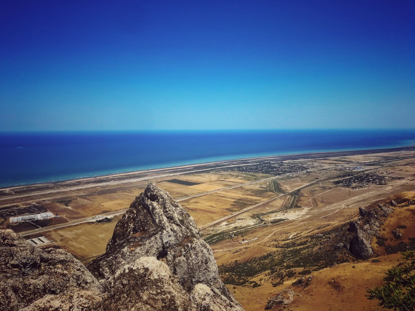 Вид на Каспий со скал Бешбармаг 
