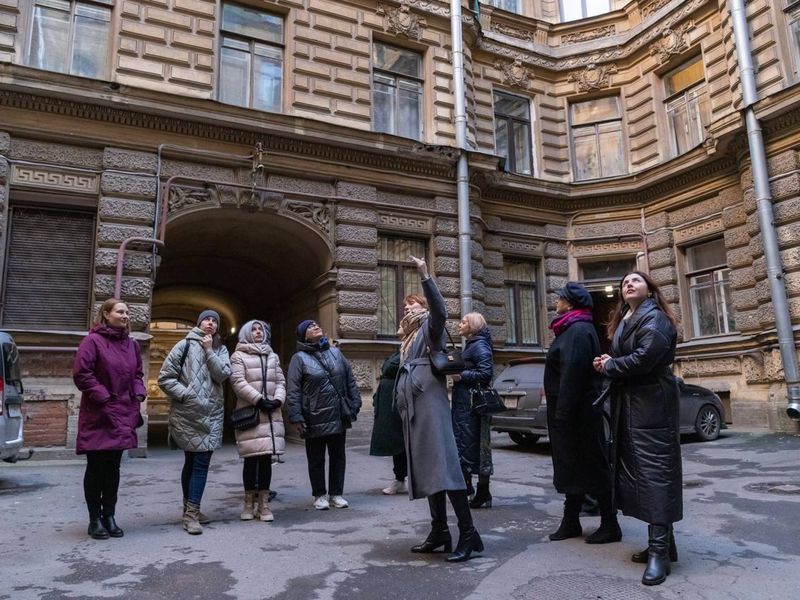 Индивидуальная экскурсия «Дворы и парадные Санкт-Петербурга» - индивидуальная экскурсия в Санкт-Петербурге пешком длительностью 2.5 часа с количеством участников до 10 человек цена экскурсии 12000₽