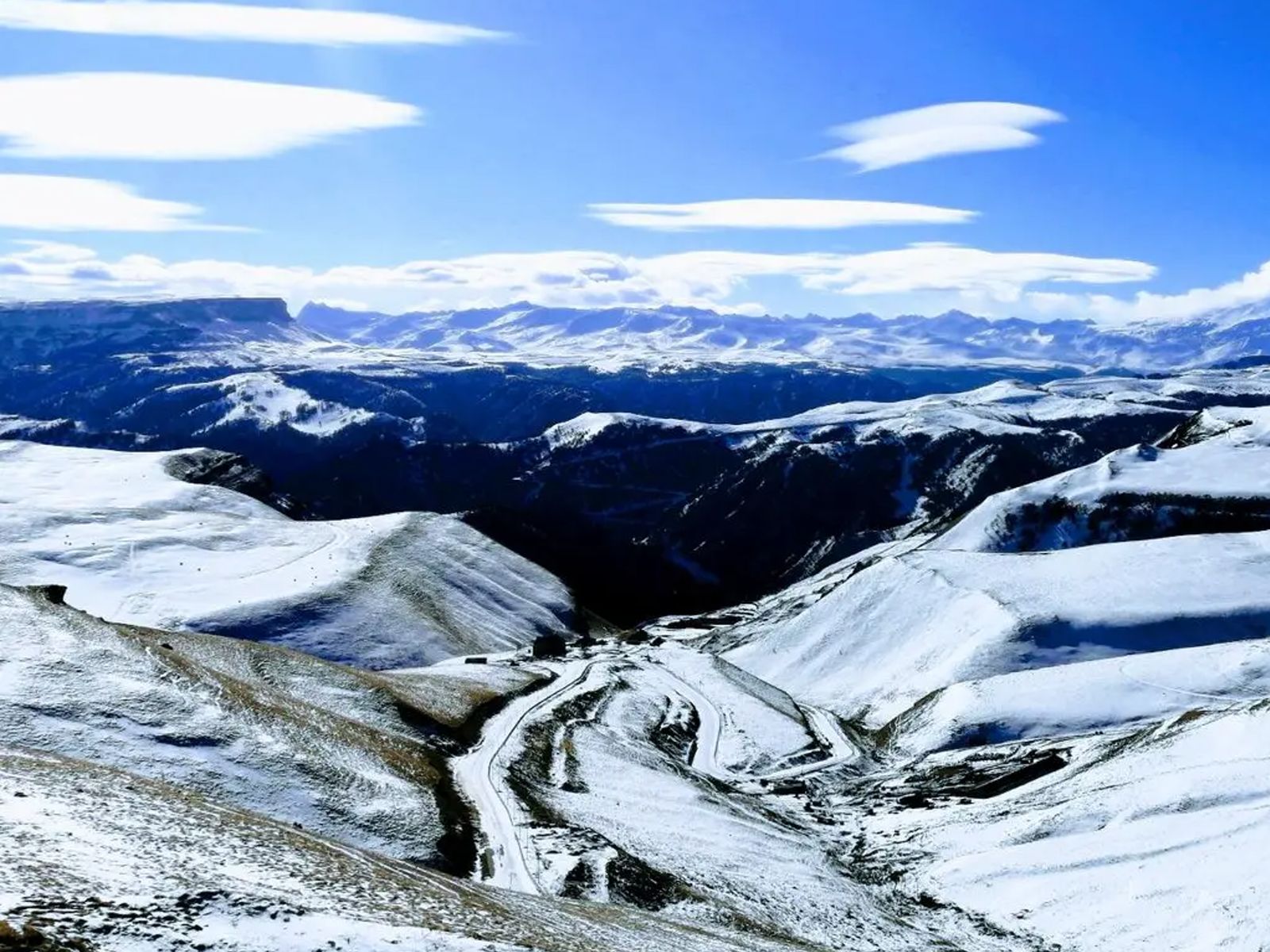 Вид на долину реки Хасаут с плато Шатджатмаз зимой