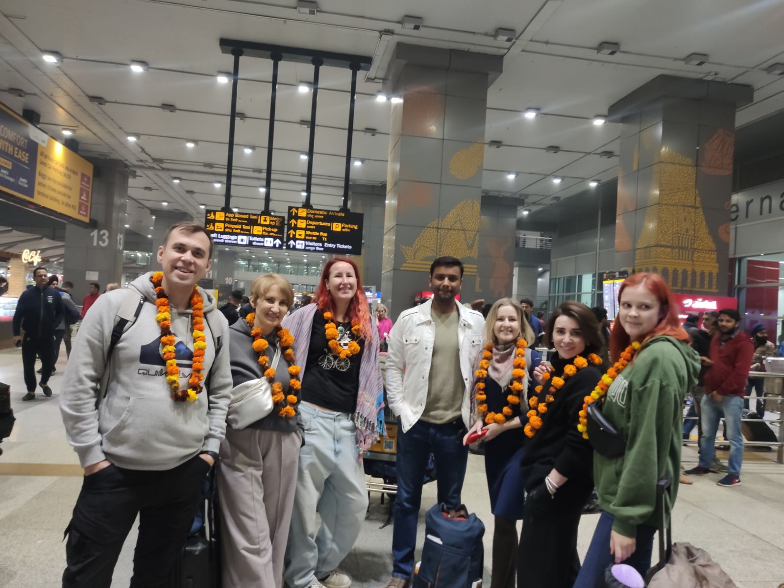 Встреча в аэропорту Дели с гирляндой из цветов