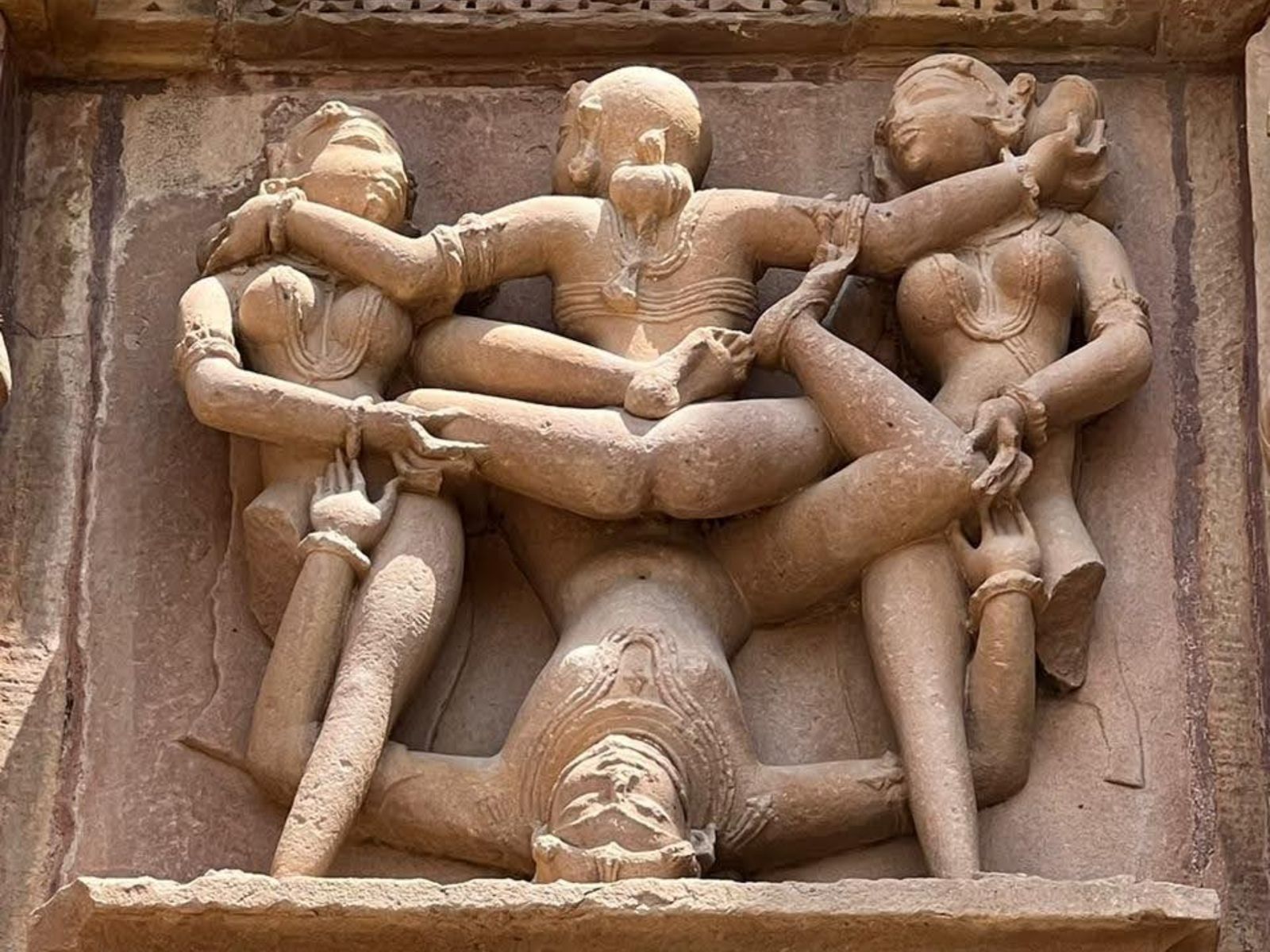 Эротические фигуры на одном из храмов