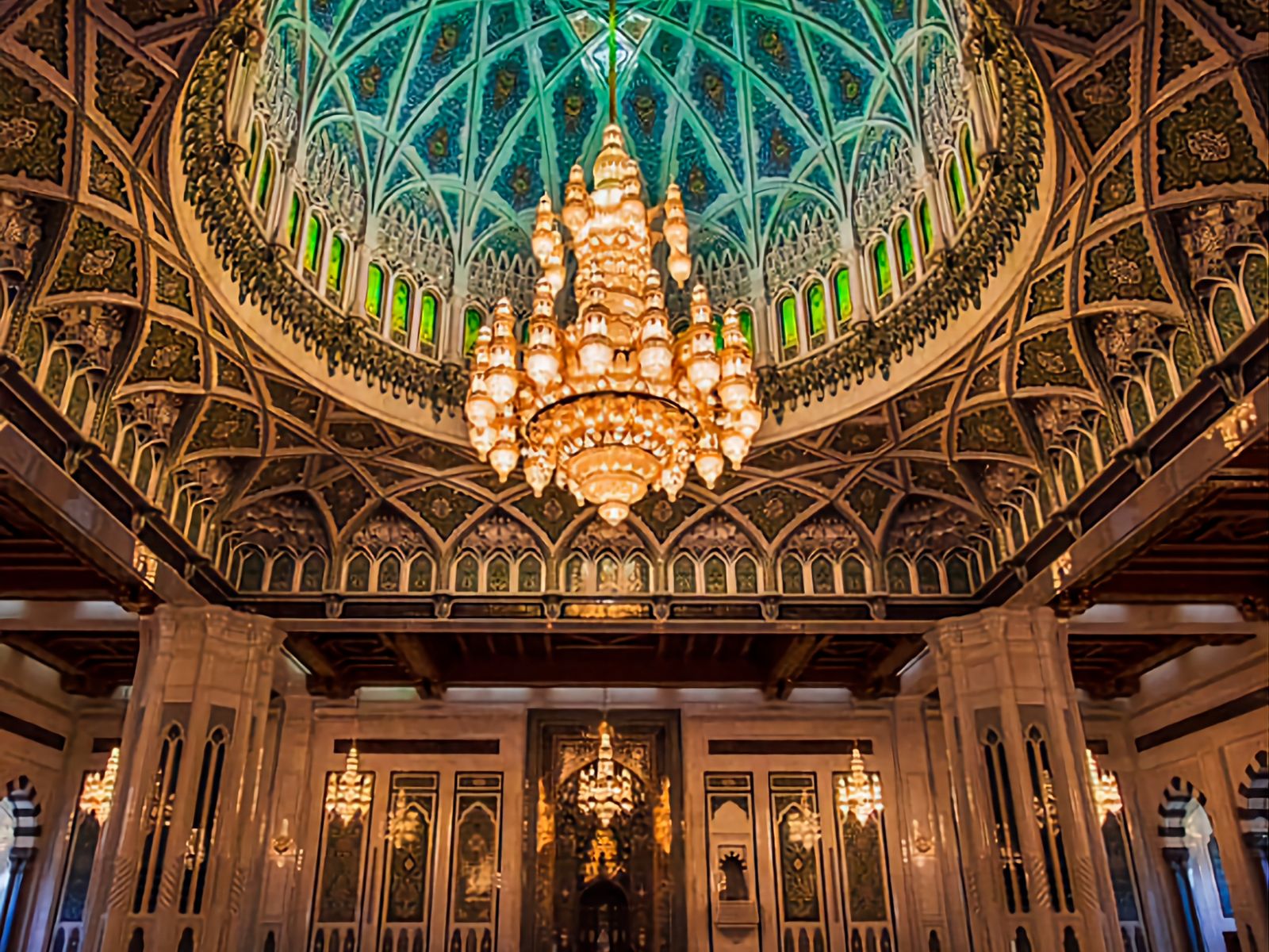 Мужской молельный зал в Соборной мечети Султана Кабуса