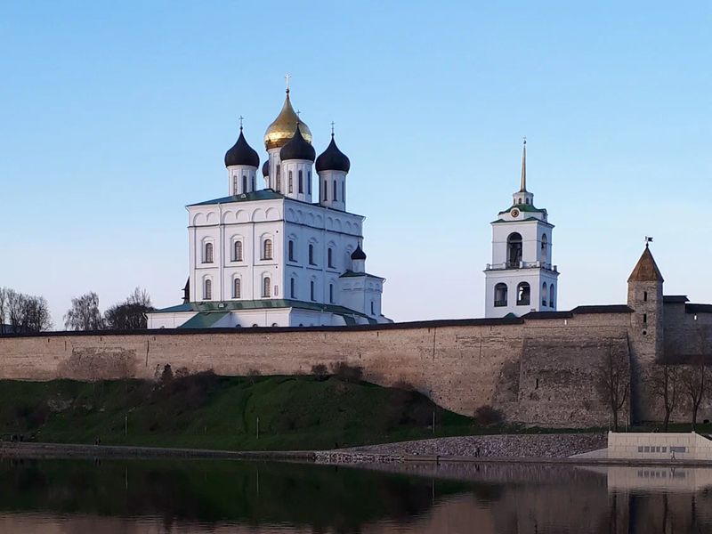 Обзорная пешая экскурсия по историческому Пскову (с кремлём) - индивидуальная экскурсия в Пскове пешком длительностью 3 часа с количеством участников до 5 человек цена экскурсии 7400₽