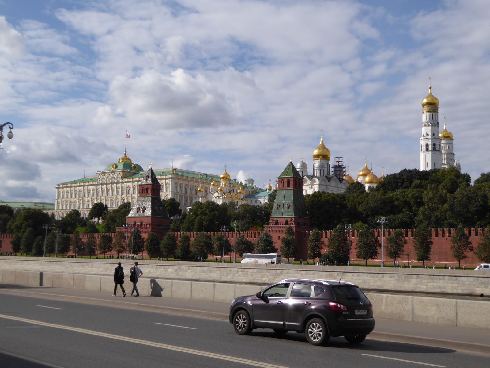 Вид Московского кремля из-за реки