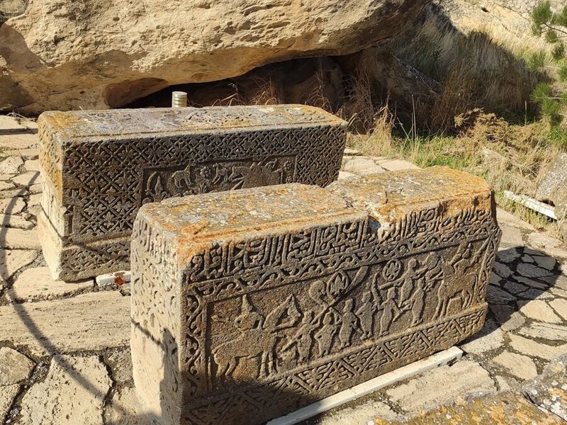 Обзорная экскурсия из Баку в древний Гобустанский заповедник - индивидуальная экскурсия в Баку на машине гида длительностью 6 часов с количеством участников до 6 человек со скидкой 10% цена экскурсии 168.3€