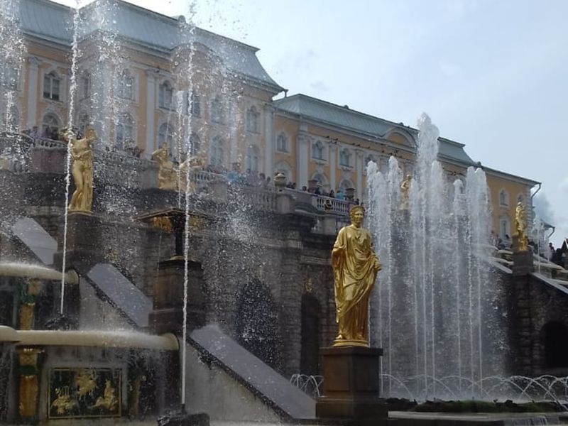 В Петергоф к фонтанам - индивидуальная экскурсия в Санкт-Петербурге на машине гида длительностью 5 часов с количеством участников до 4 человек цена экскурсии 25000₽