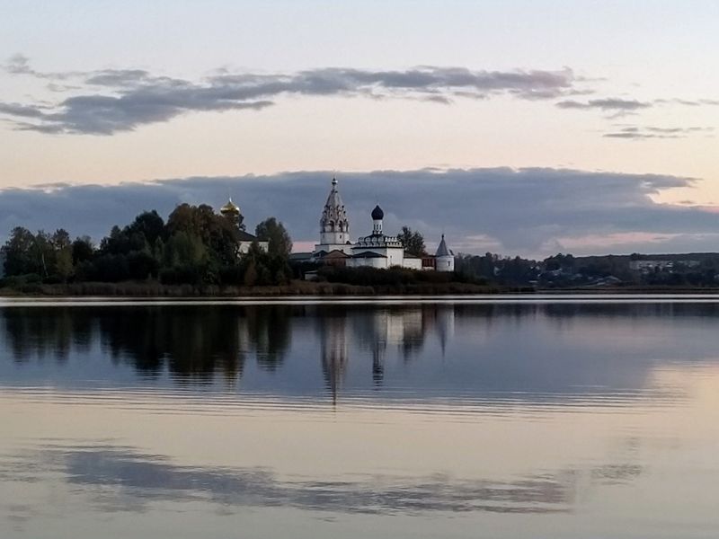 Свято-Троицкий Островоезерский монастырь