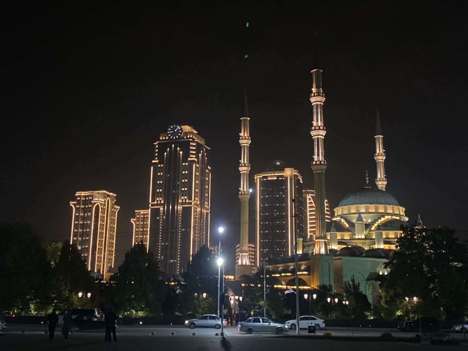 Мечеть "Сердце Чечни" на фоне комплекса "Грозный-Сити"