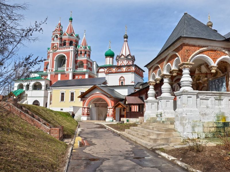 Экскурсия по Звенигороду и Саввино-Сторожевский монастырь - индивидуальная экскурсия в Звенигороде на машине гида длительностью 3 часа с количеством участников до 6 человек цена экскурсии 12000₽