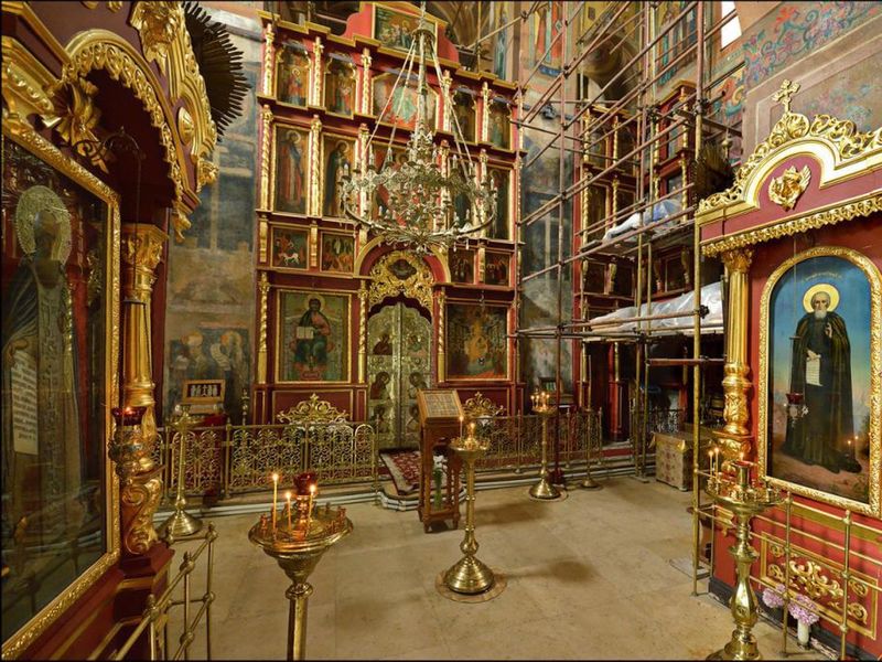 В храме