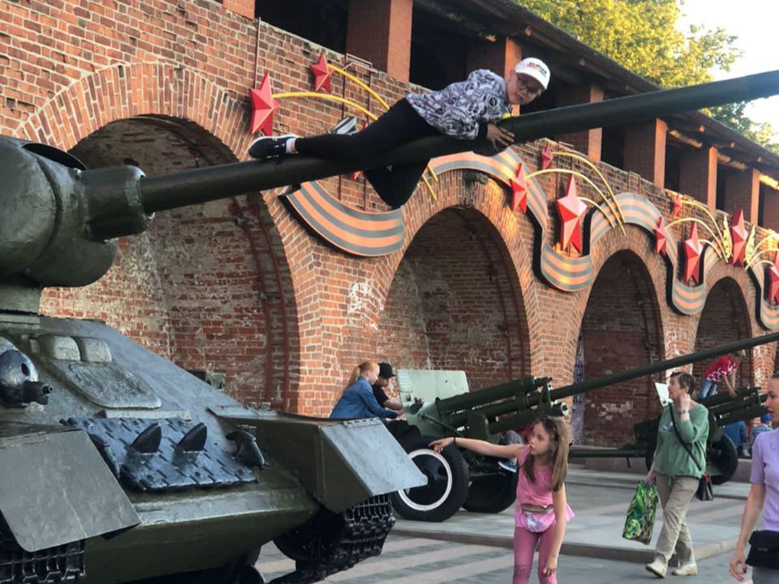 Постоянная выставка военной техники на территории Кремля