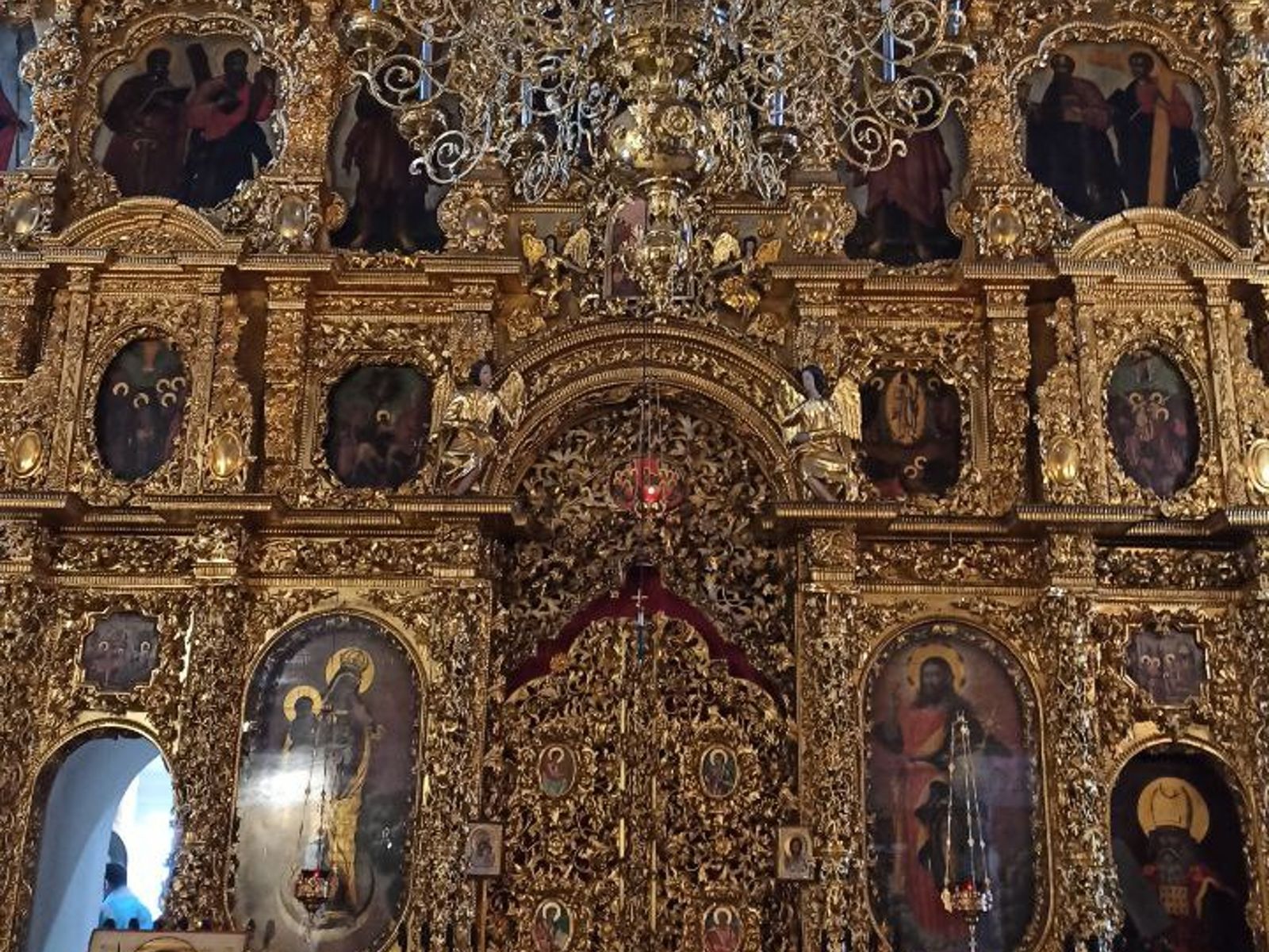Липовый резной иконостас, покрытый сусальным золотом, в Рождественской церкви