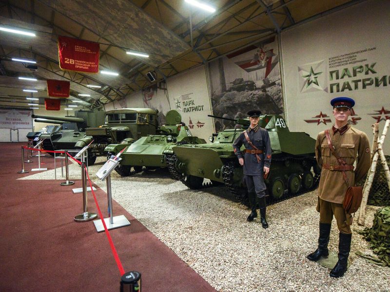 Обзорная экскурсия в парк "Патриот" из Москвы на автомобиле - индивидуальная экскурсия в Москве на машине гида длительностью 6 часов с количеством участников до 4 человек цена экскурсии 20000₽
