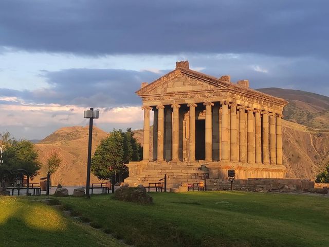 Окрестности Еревана, храм Гарни и скальный Гегард