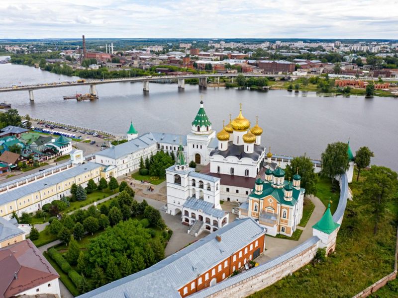 Индивидуальная экскурсия в Костроме: колыбель двух династий - индивидуальная экскурсия в Костроме пешком длительностью 1.5 часа с количеством участников до 6 человек цена экскурсии 6000₽