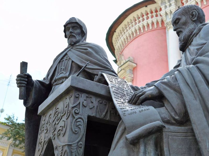 Памятник братьям Лихудам перед Богоявленским храмом
