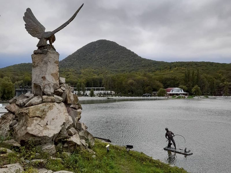 Орел, терзающий змею