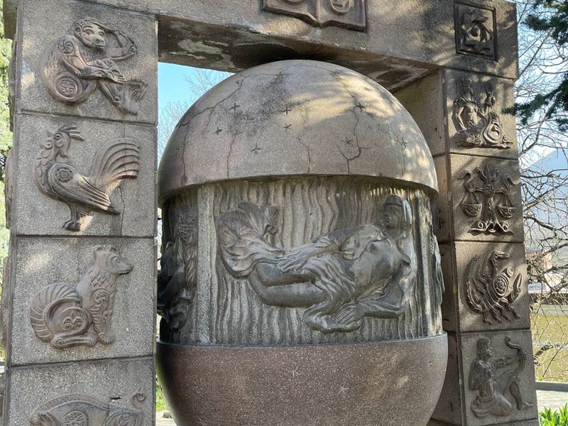 Скульптура "Яйцо желаний" или "Знаки зодиака"